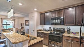 Frigorifero, microonde, forno, piano cottura