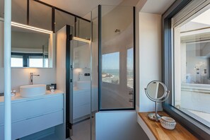 Een douche, een haardroger, handdoeken