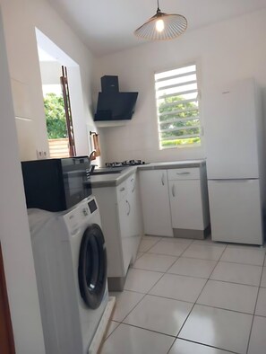 Refrigerador, microondas, cafetera y tetera y utensilios de cocina 