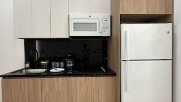 Full-sized fridge, microwave, cookware/dishes/utensils