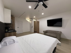 Studio Standar, pemandangan kota | Ruang kerja ramah laptop, Wi-Fi gratis, dan seprai linen