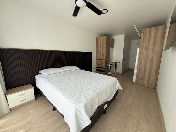 Standard-studio, kaupunkinäköala | Kannettavalle tietokoneelle sopiva työtila, ilmainen Wi-Fi
