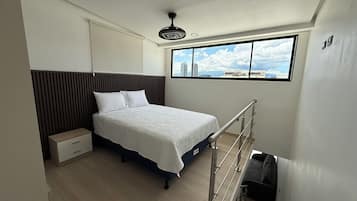 Espacio para trabajar con laptop, wifi gratis y ropa de cama