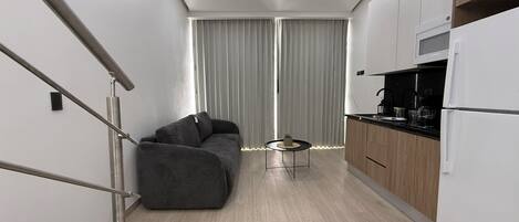 Comfort Studio, City View | Living area