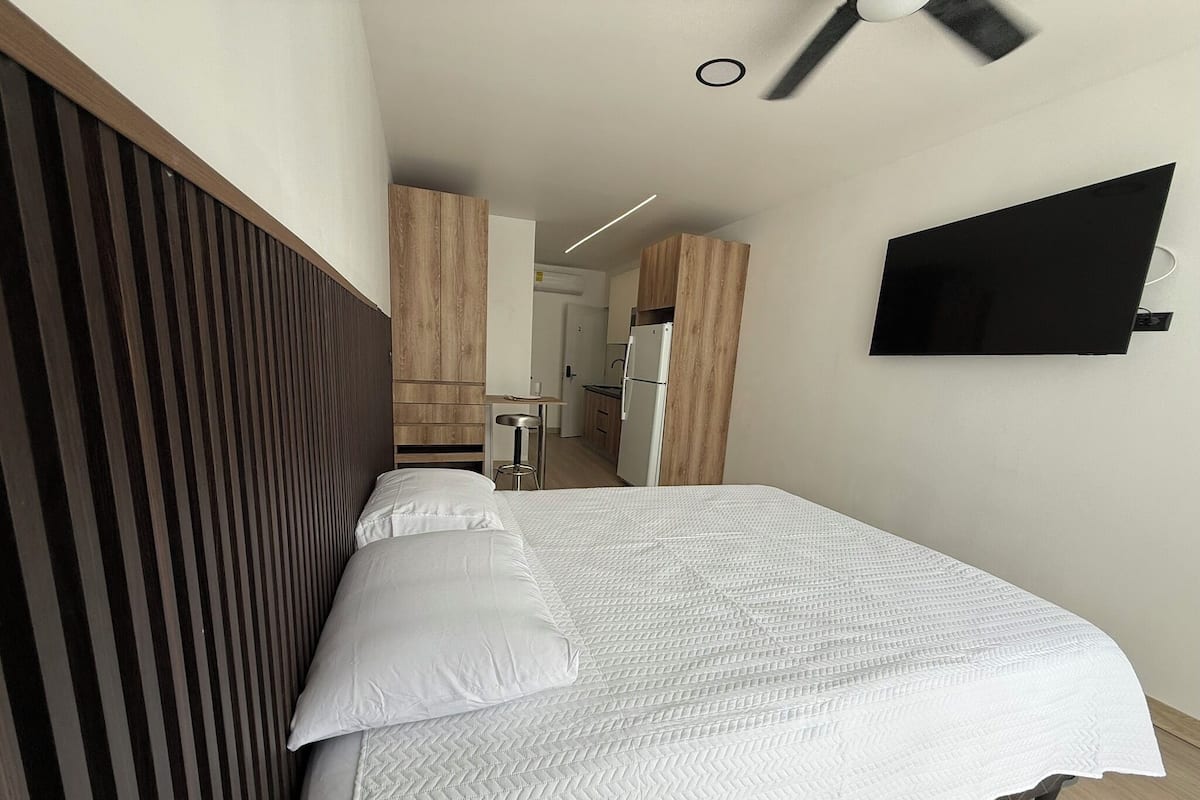 Standard Studio, City View | Laptop workspace, free WiFi, bed sheets