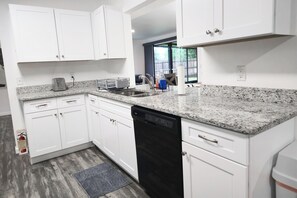 ثلاجة، ميكروويف، فرن، موقد طهي مسطح