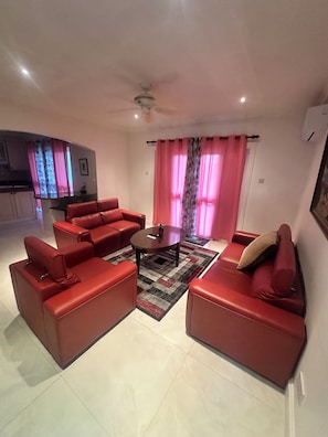 Smart TV - Breathtaking villa with private pool and hot tub, 2 minute walk from the beach. (Gros Islet)