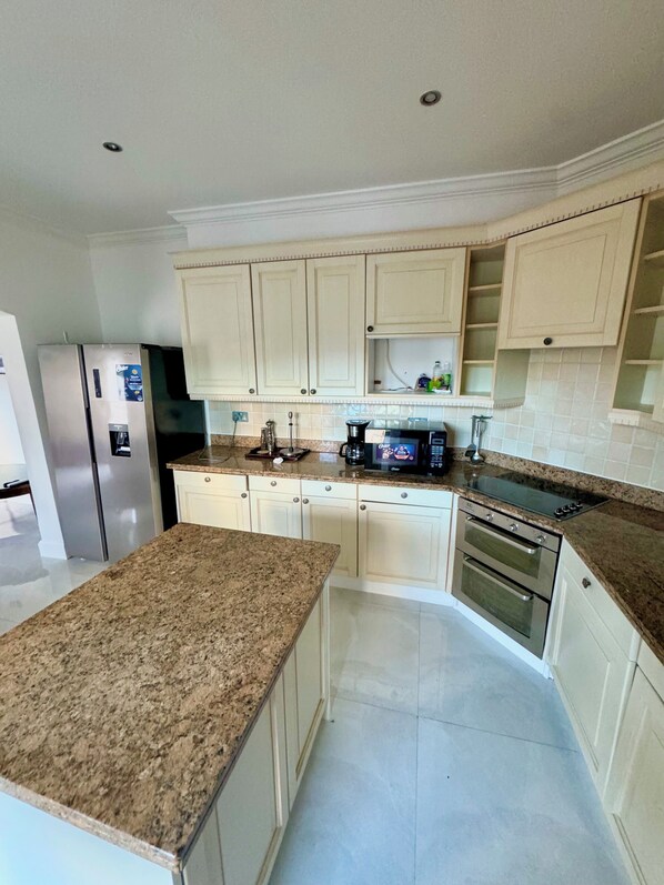 ثلاجة، ميكروويف، فرن، موقد طهي مسطح