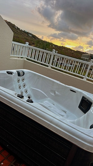 Outdoor spa tub - Breathtaking villa with private pool and hot tub, 2 minute walk from the beach. (Gros Islet)