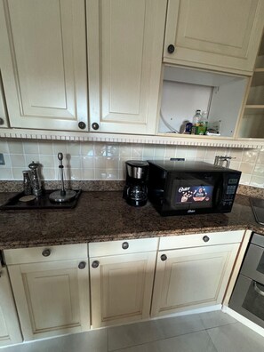 Frigorífico, microondas, horno y placa de cocina