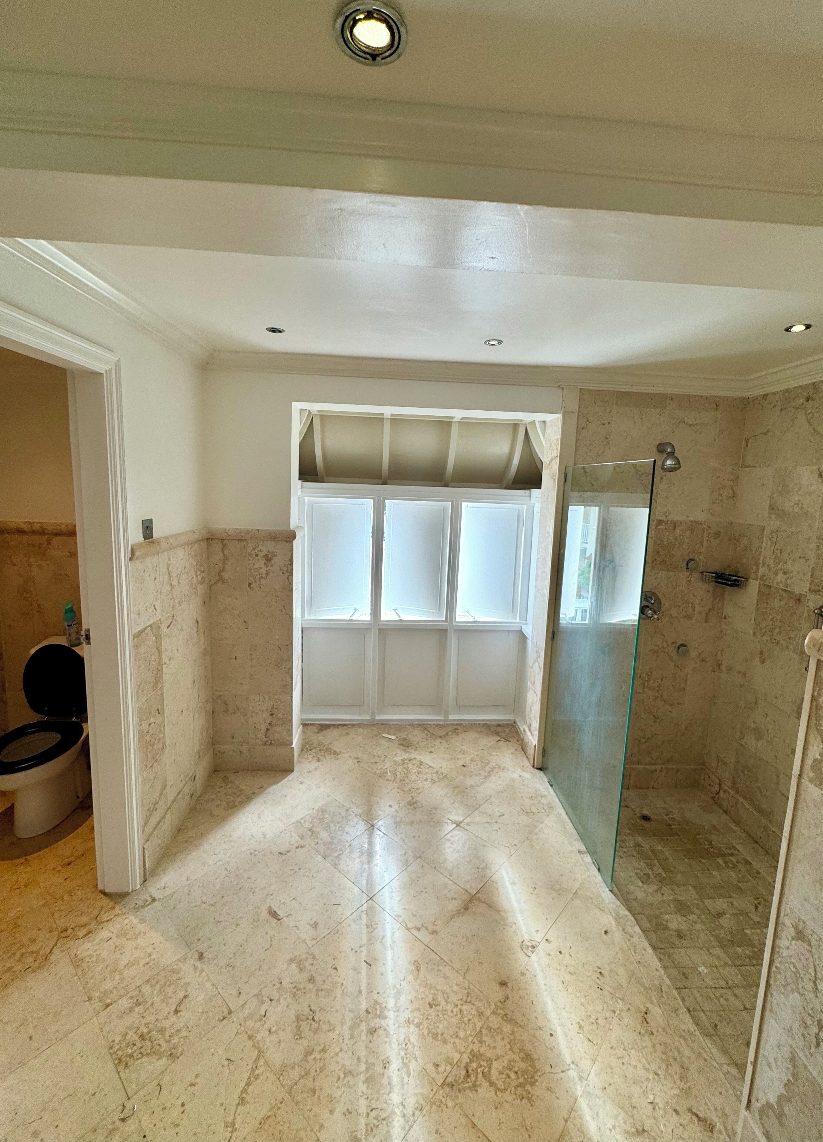 Regadera, toallas, jabón, papel de baño 