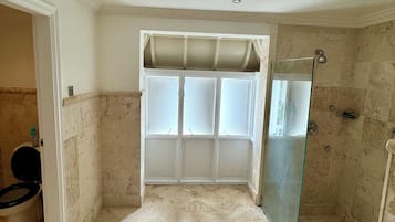Regadera, toallas, jabón, papel de baño