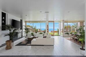Luxury House, Ocean View | Living area