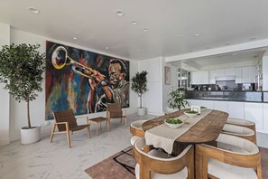 Luxury House, Ocean View | In-room dining
