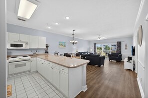 Fridge, microwave, oven, stovetop - MN 4868-202 Myrtlewood Golf Retreat | Myrtle Beach Vacation (Myrtle Beach)