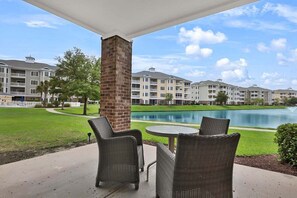 Outdoor dining - Ground Floor 3BR w/ Lake Views at Myrtlewood Golf (Myrtle Beach)