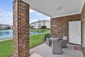 Outdoor dining - Ground Floor 3BR w/ Lake Views at Myrtlewood Golf (Myrtle Beach)