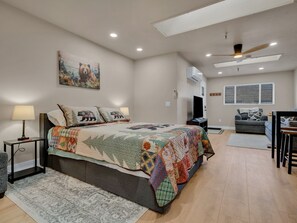 1 bedroom, WiFi, bed sheets - Amazing Studio Directly on Historic Route 66 in brilliant Williams with A/C (Williams)