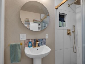 Dusj, hårføner, håndklær og såpe