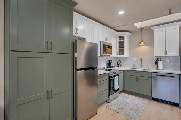 Coffee/tea maker, fridge, microwave, oven