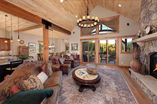 Luxury Mountain Home with Private Hot Tub and Stunning Mountain Views
