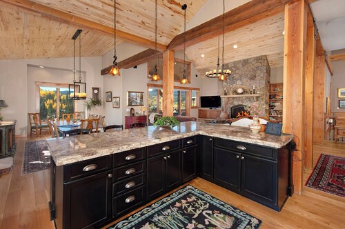 Luxury Angler Mountain Lodge with Stunning Mountain Views