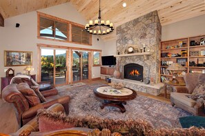 تلفزيون ذكي، مدفأة، مشغل دي في دي، كُتُب