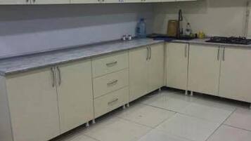 Microwave, cookware/dishes/utensils