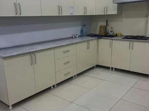 Micro-ondas, talheres/pratos/utensílios de cozinha