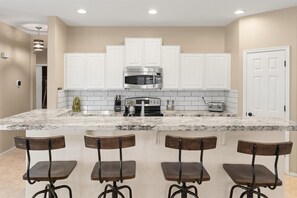 ثلاجة، ميكروويف، فرن، موقد طهي مسطح