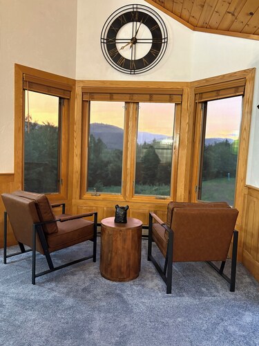 Spacious retreat with Stunning views of Mount Washington!! 3Bedroom + 2Bath