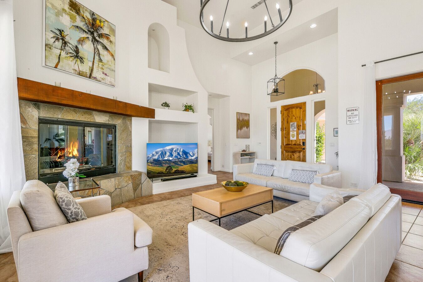 Smart TV, chimenea, futbolito y tenis de mesa 