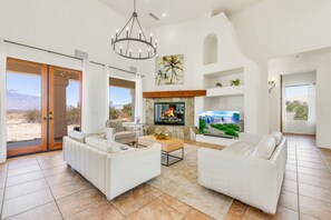 Smart TV, chimenea, futbolito, mesa de ping pong