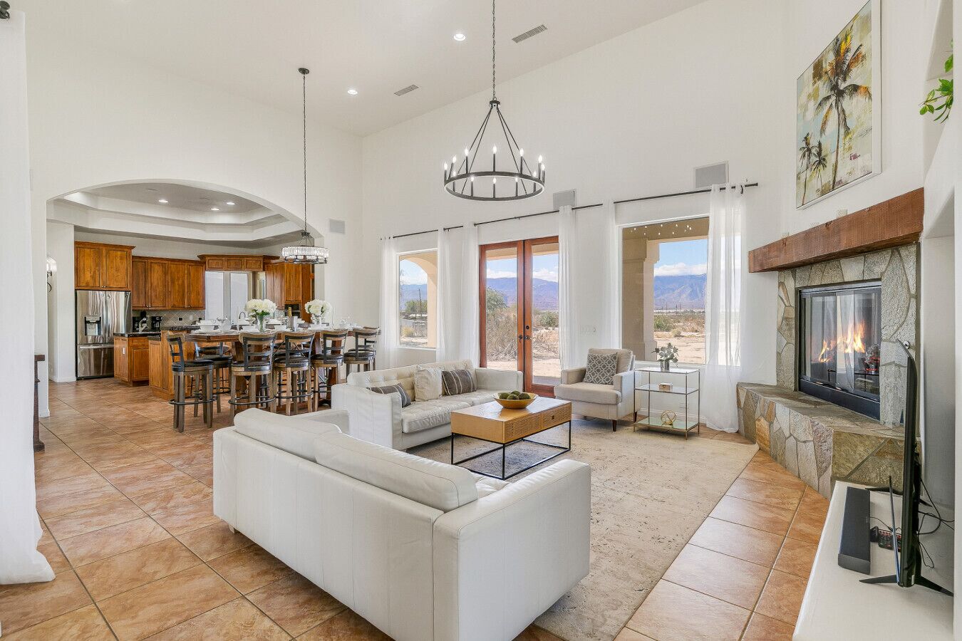 Smart TV, chimenea, futbolito y tenis de mesa 