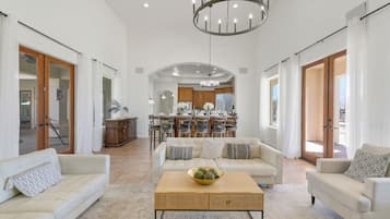 Een smart-tv, een open haard, tafelvoetbal en een tafeltennistafel