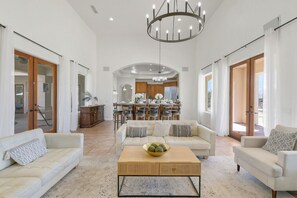 Een smart-tv, een open haard, tafelvoetbal en een tafeltennistafel