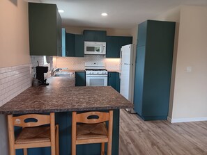 Mikrobølgeovn, ovn, kokeplater og oppvaskmaskin