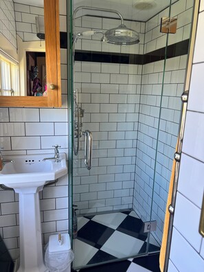 Dusche, HandtĂŒcher, Seife, Toilettenpapier
