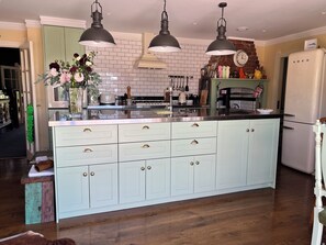 Micro-ondes, four, plaque de cuisson, lave-vaisselle