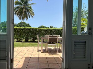 تناول الطعام بالخارج