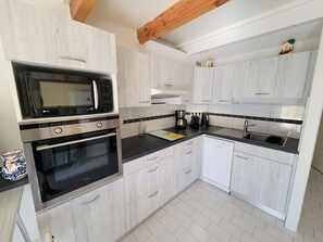 Jääkaappi, mikroaaltouuni, uuni, astianpesukone