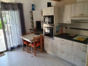 Een koelkast, een magnetron, een oven, een vaatwasser