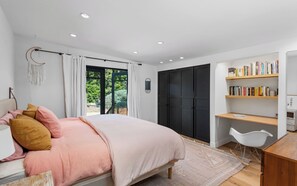 Escritorio, espacio para trabajar con laptop y cortinas blackout