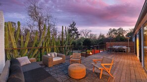 Majoituspaikan julkisivu illalla/yöllä