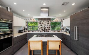 Family House, Garden View | Private kitchen | Full-size fridge, microwave, oven, stovetop - Casa Zuma by Oraklus (Malibu)