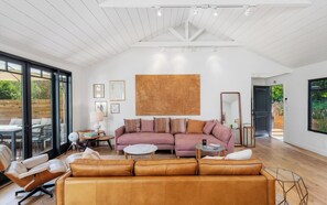 Perhetalo, näköala puutarhaan | Oleskelualue