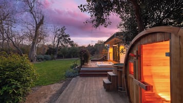 Sauna, hot tub