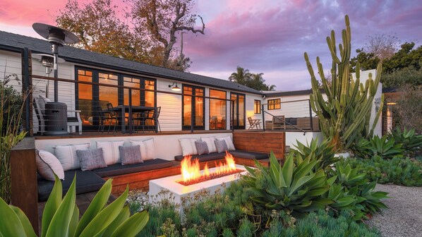 Front of property - evening/night - Casa Zuma by Oraklus (Malibu)