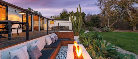 Façade de lâhĂ©bergement â soirĂ©e/nuit