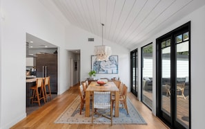Family House, Garden View | In-room dining